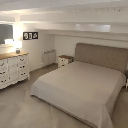 Modern Vacation In - Luna